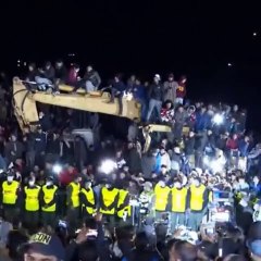 لحظة انتشال جثمان الطفل المغربي ريان من داخل البئر