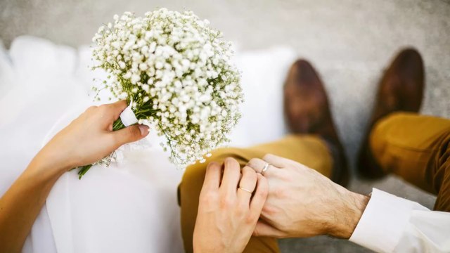 Elle organise son faux mariage avec un faux mari pour récupérer son ex
