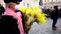 Roma, mimose e fiori gialli per l'ultimo saluto a Monica Vitti: 