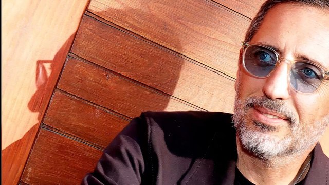 Gad Elmaleh : Escroqué, il demande de l'aide à Julien Courbet en direct sur RTL