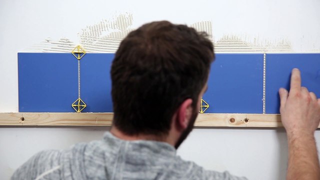 Les Tutos Maison & Travaux - Comment poser un carrelage mural ?