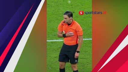 Kocak! Begini Jadinya Kalau Wasit Lupa Bawa Kartu Kuning