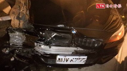 台中BMW疑超速閃車失控 連撞5車還撞斷車輪