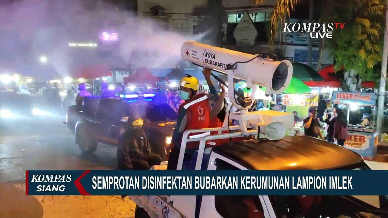 Petugas Terpaksa Semprotkan Disinfektan untuk Bubarkan Kerumunan Lampion Imlek