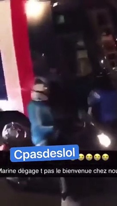Marseille - Les images d'un car de supporters de Marine Le Pen attaqué aux cris de "A mort les Français, à mort les blancs": Le chauffeur a été blessé