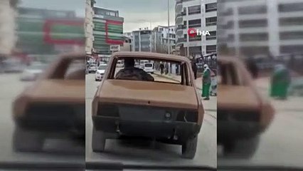 Bursa'da farsız ve camsız otomobille şehir turu! Gören şaşkına döndü