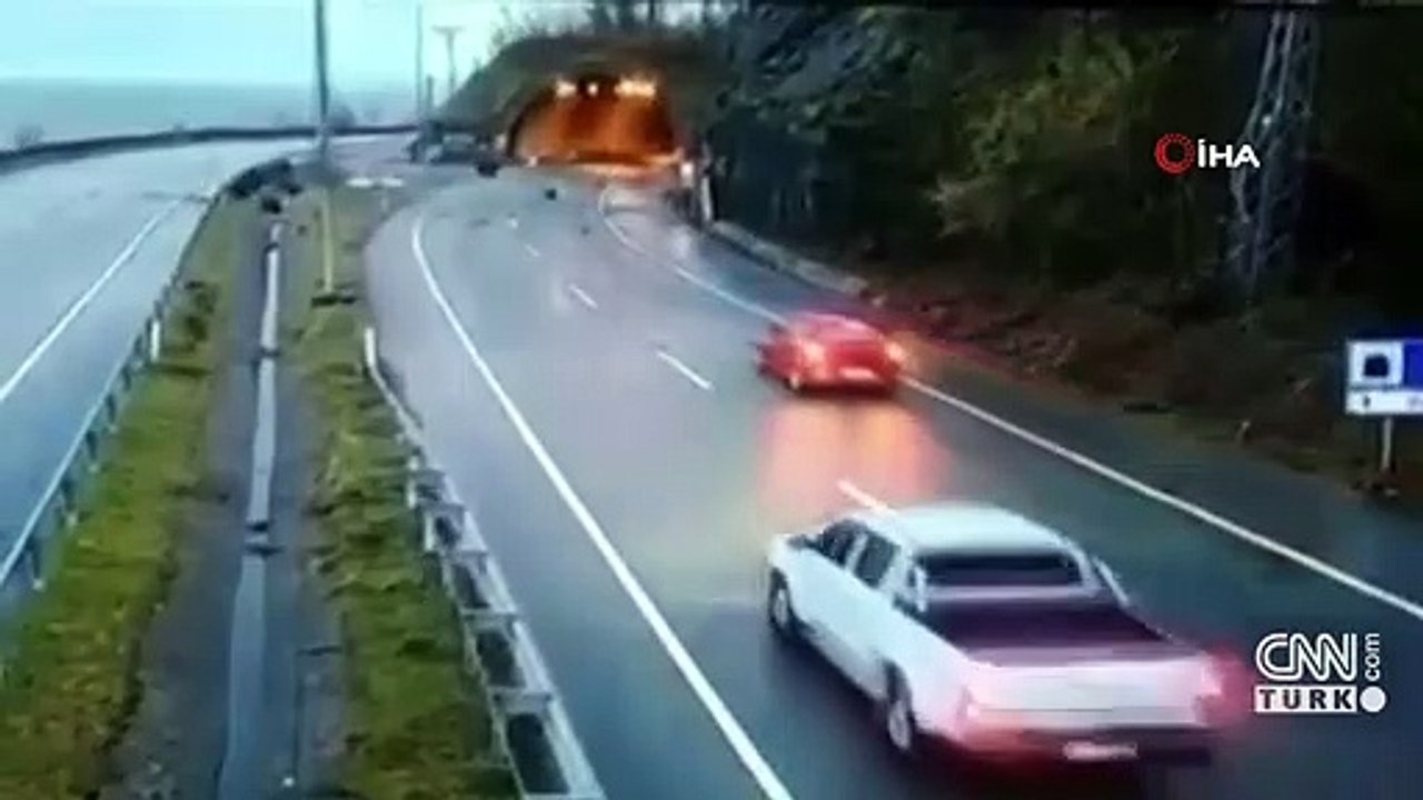 Dev kayalar karayoluna düştü