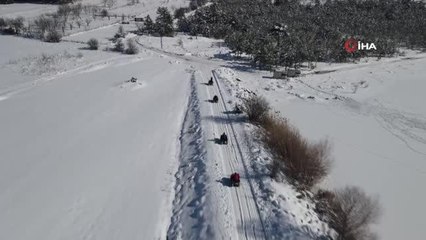 Donmuş göl üzerinde kahvaltı yaptılar