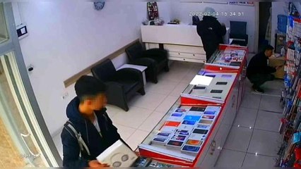 Son dakika: Sultangazi'de kulaklık hırsızlığı kamerada