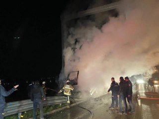 Bursa'da feci kaza: 2 kişi sıkıştıkları kamyonda yanarak can verdiler