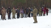 Ukrayna'da askerler, sivil halkı olası bir savaş durumuna karşı eğitiyor