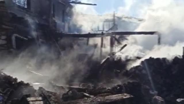 AFYONKARAHİSAR - Ahşap ev yanarak kullanılamaz hale geldi