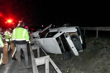 TEKİRDAĞ'DA TAKLA ATAN OTOMOBİL, BARİYERE ÇARPTI 2 YARALI