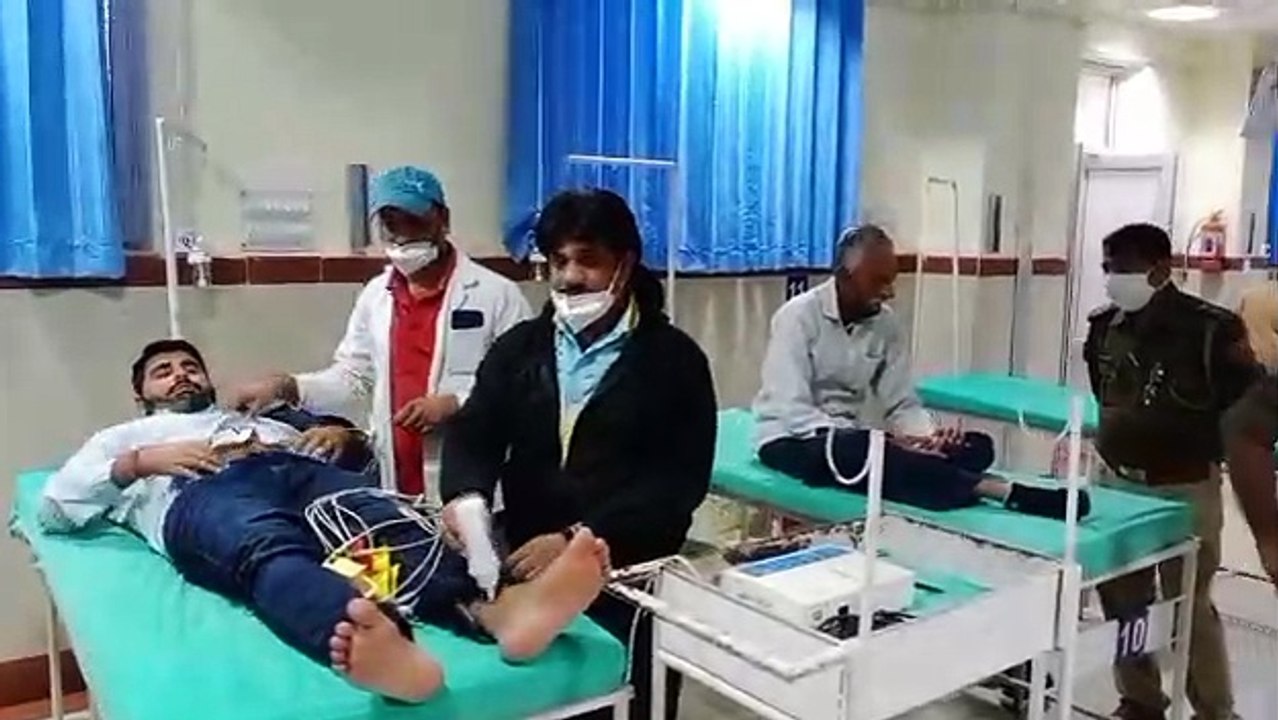 जेल में अनशन पर बैठे पूर्व छात्रसंघ अध्यक्ष व सेवानिवृत्त कर्मचारी संघ अध्यक्ष को स्वास्थ्य जांच के लिए लाए अस्पताल