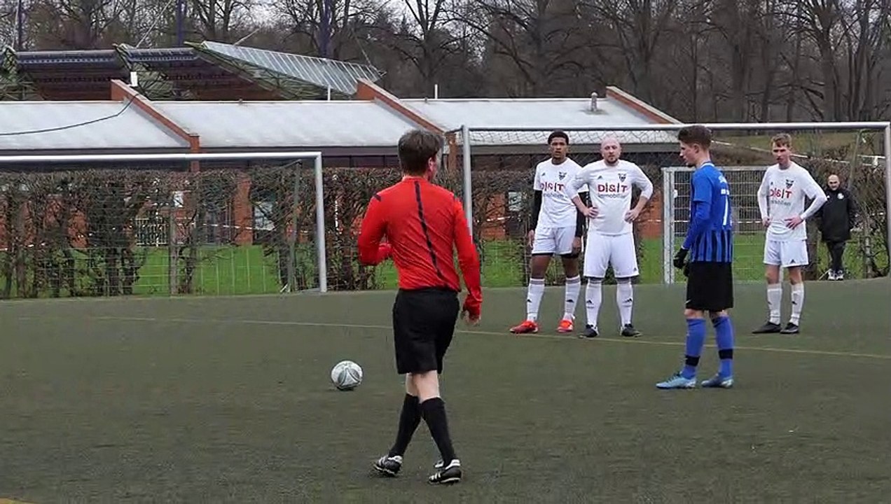 Elfmeter durch Niklas Pfitzner vom SC Hainberg im Test gegen den SCW Göttingen