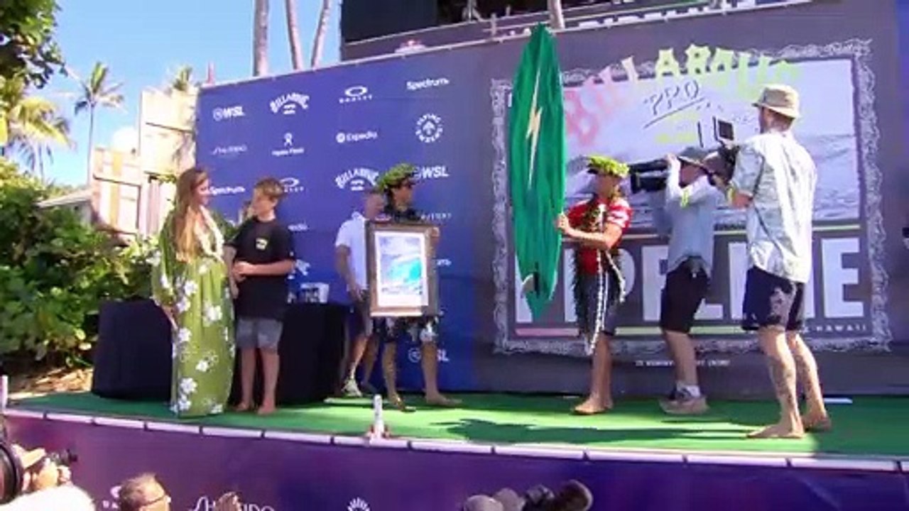 El surfista Kelly Slater vence en el Pipeline Masters de Hawái