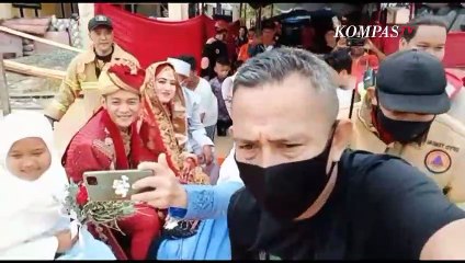 Tempat Resepsi Dilanda Banjir, Pasangan Pengantin ini Dievakuasi