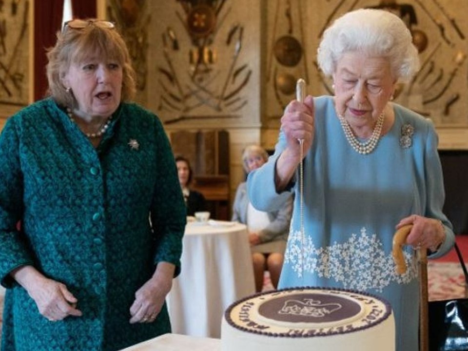 Lustiger Abstecher: Dolchstoß der Queen sorgt für Entsetzen