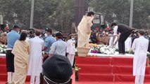 Lata Mangeshkar Last Rites: मुख्यमंत्री Uddhav Thakrey ने लता जी को ऐसे दी विदाई|FilmiBeat