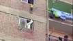 2 égyptiens sauvent un enfant coincé sur la fenêtre d'un bâtiment... héros du jour