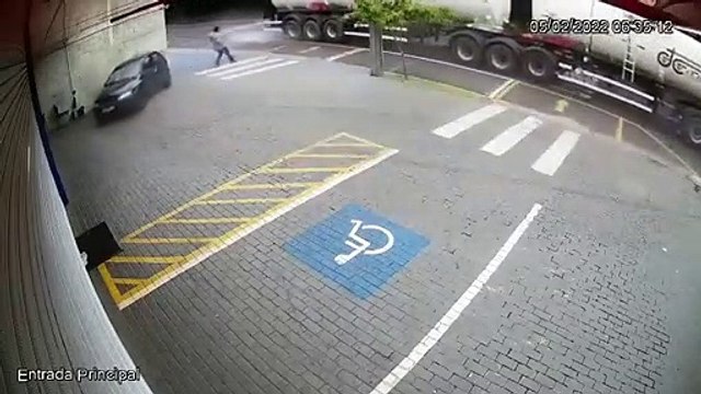 Ce passant va avoir un très très bon réflexe