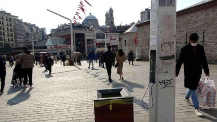 Taksim'de kapaksız ve kabloları açıkta olan elektrik direği tehlike saçıyor