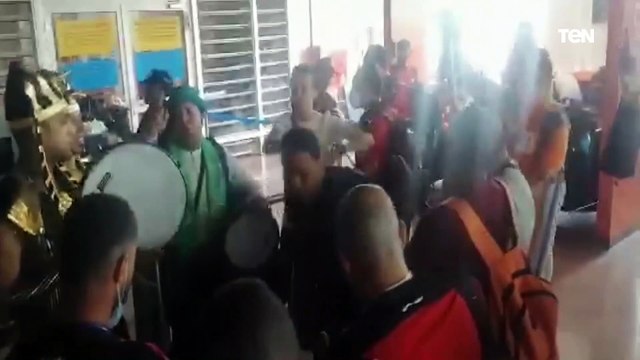 شاهد لحظة وصول اول طائرة للجماهير المصرية الي مطار ياوندي بالكاميرون