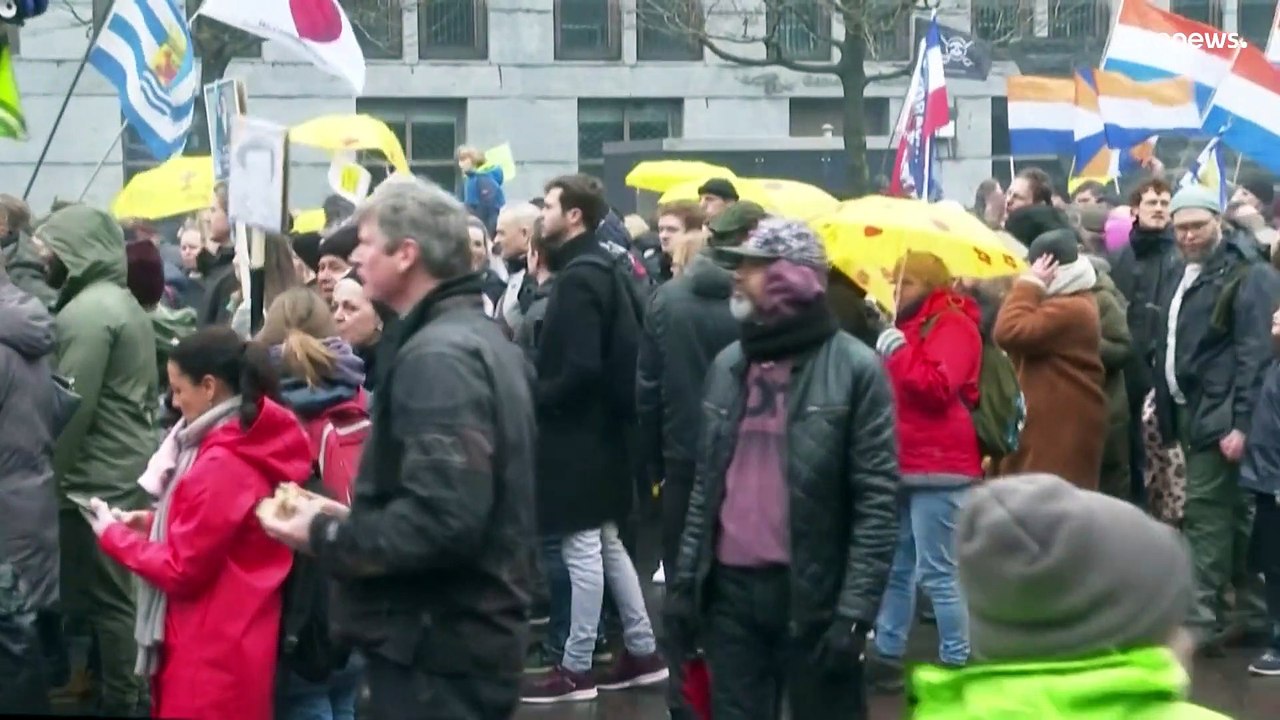Demonstration gegen Corona-Pass in Rotterdam: 'Unbeschwert jung sein'