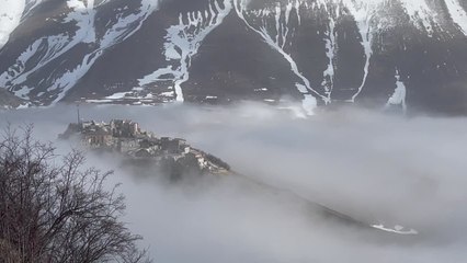 Castelluccio di Norcia immersa in mare nebbia Pian Grande