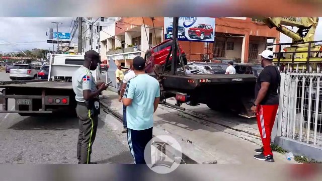 Vehículo colisiona contra dealer y causa daños millonarios