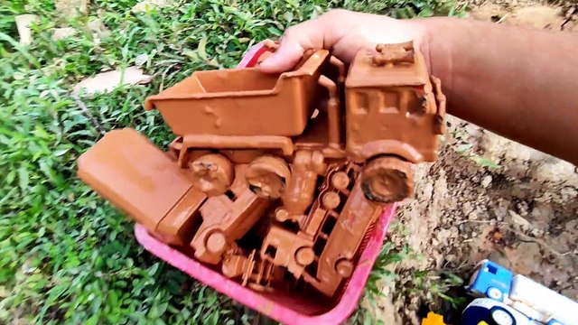 Membersihkan Mainan Bus Tayo, Mobil Balap, Mobil Tangki, Helikopter, Truk Pasir, Truk, Beko, Truk Molen