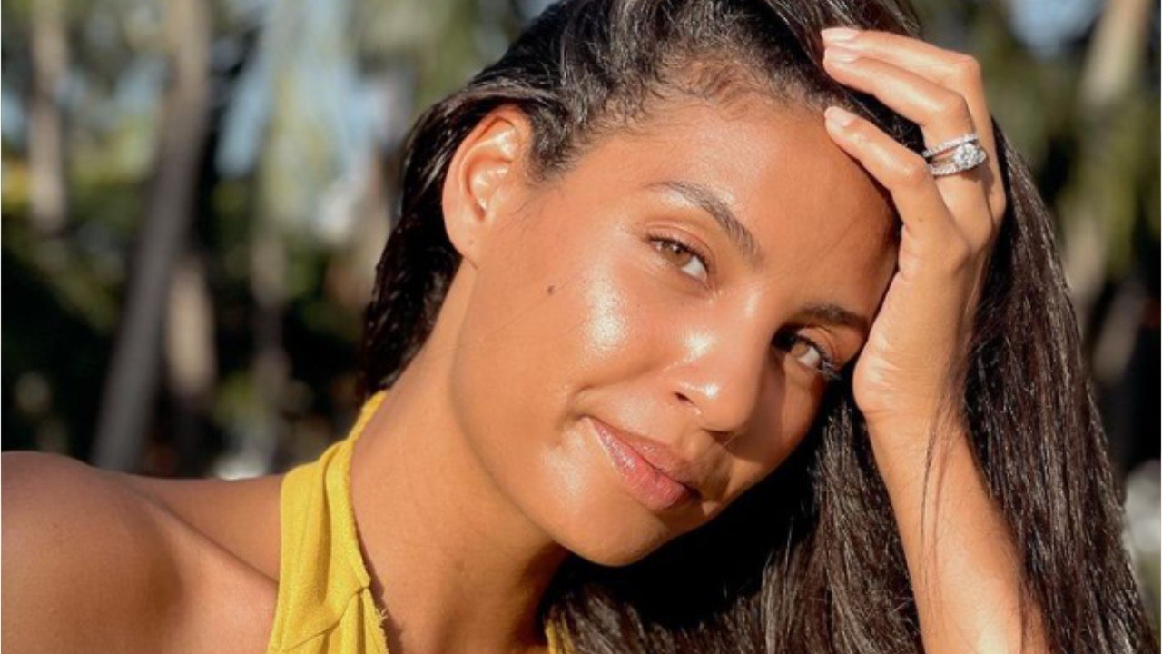 VOICI : Chloé Mortaud rayonnante lors de sa baby shower : l'ancienne Miss France dévoile son baby bump (1)