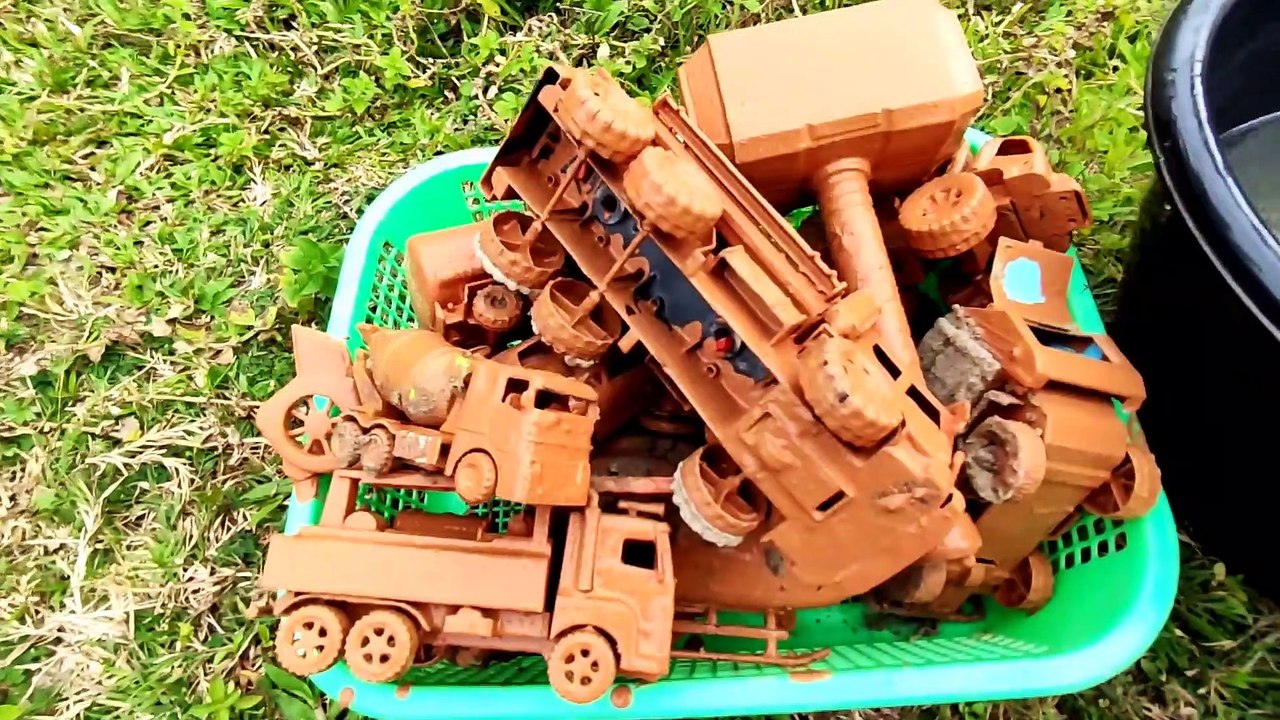 Membersihkan Mainan, Bus Tayo, Beko, Truk Molen, Truk Pasir, Mobil Balap, Helikopter, Mobil Tangki