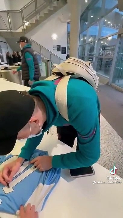 Jack Grealish (Manchester City), s'arrête  pour saluer et signer un maillot à une jeune femme handicapée qui fond en larmes