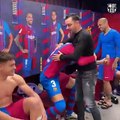 Xavi felicita a los jugadores del Barça tras ganar al Atlético / FCB