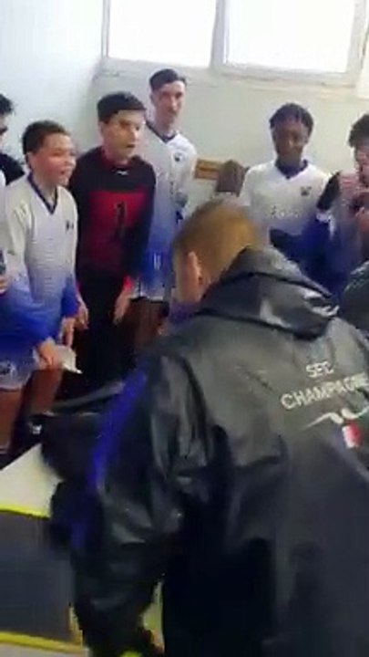 Belle Ambiance dans les vestiaires Champenois après la victoire des U16 3-2 face à Courdimanche