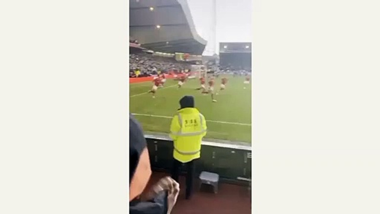 Un fan de Leicester attaque des joueurs de Nott...