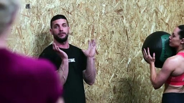 Cara Melakukan Gerakan Wall Ball yang Baik dan Benar