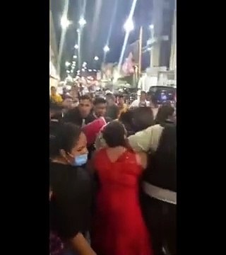En plena boda detienen al novio por juicio de alimentos. - Y pasó aquí en Ecuador señores... - Eso me sonó a desquite - Pague la pensión señor novi