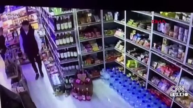 Tekerlekli sandalyeyle hırsızları kovaladı