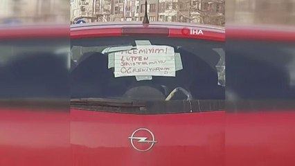 Aracına "Acemiyim, lütfen sıkıştırmayın öğreniyorum" yazdı, trafiğe çıktı