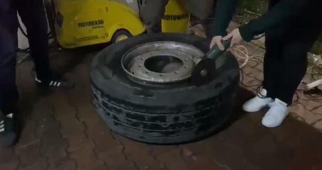 TIR'IN YEDEK LASTİĞİNDEN 17 KİLO UYUŞTURUCU ÇIKTI