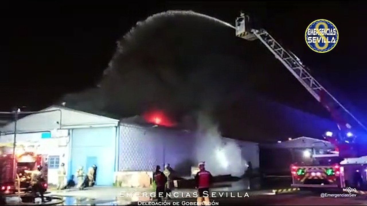 Incendio de una nave industrial en el Polígono El Pino de Sevilla