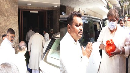 RIP Lata Mangeshkar: लता जी की अस्थियां लेके रोते हुए घर पहुंचा परिवार, Viral Video | FilmiBeat