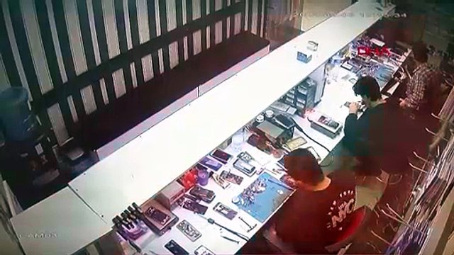 Gaziantep'te bir teknik serviste tamir edilen cep telefonu, ısıtıcı üzerine bırakılınca patlayarak alev aldı. Patlama anı, iş yerinin güvenlik kamerasına yansıdı.