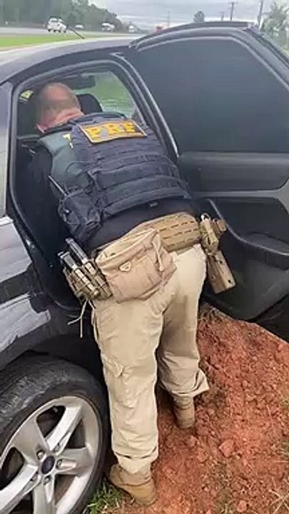 PRF apreende pistolas e munições e recupera carro roubado