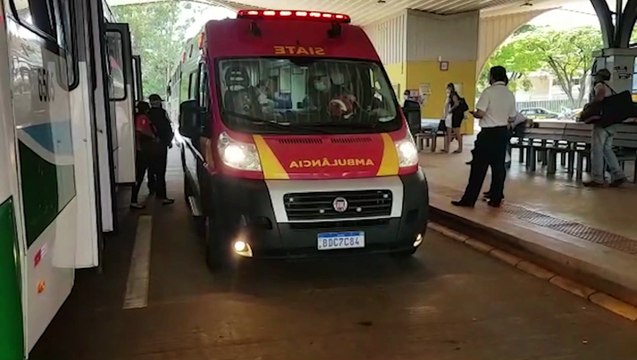 Idosa sofre queda ao descer de ônibus e é socorrida pelo Siate