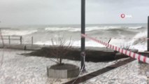 Karadeniz'de şiddetli fırtına... 5 metreyi bulan dev dalgalar sahildeki kafeye zarar verdi