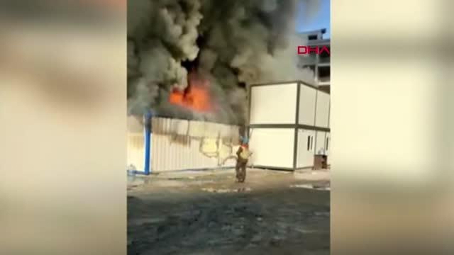 ÜMRANİYE'DE İŞÇİLERİN KALDIĞI 8 KONTEYNER ALEV ALEV YANDI