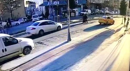 Son dakika... Yolun karşısına geçmek isteyen çifte araba çarptı, o anlar kameraya böyle yansıdı